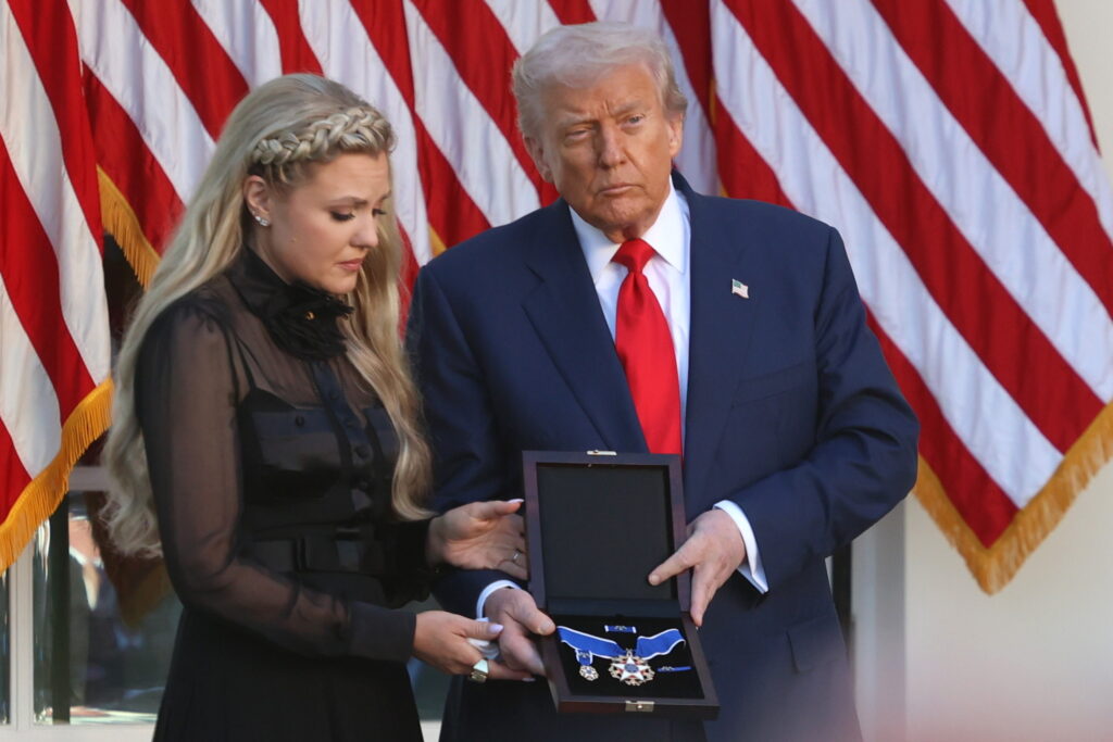 Trump entrega la Medalla Presidencial de la Libertad póstuma a Charlie Kirk