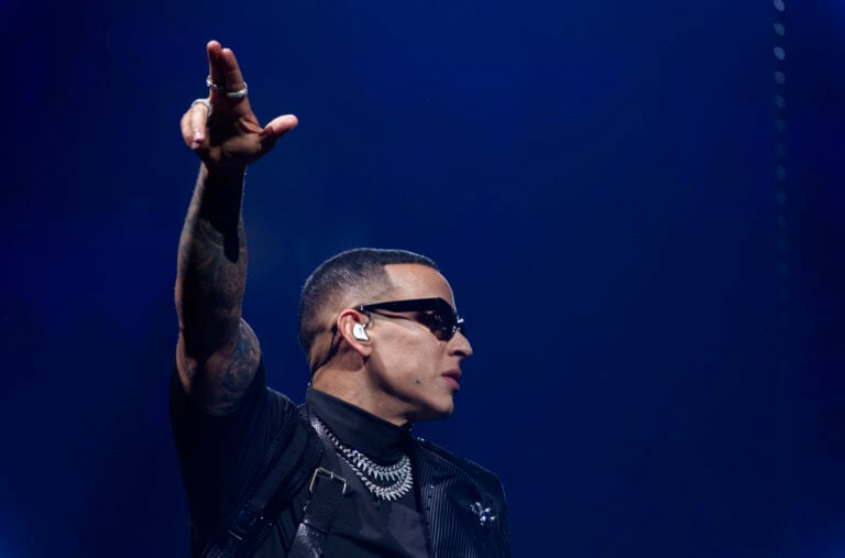 Daddy Yankee regresa a los escenarios con fe renovada y aconseja a artistas firmar capitulaciones