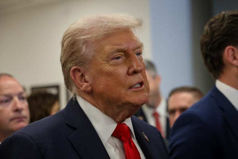 Trump se reúne en Jerusalén con familiares de los rehenes liberados por Hamás