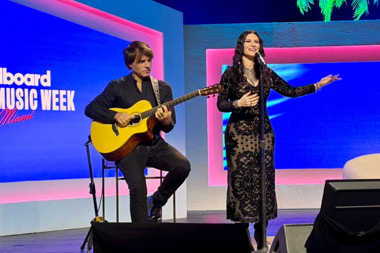 Laura Pausini anuncia disco con canciones de artistas latinos incluyendo Bad Bunny