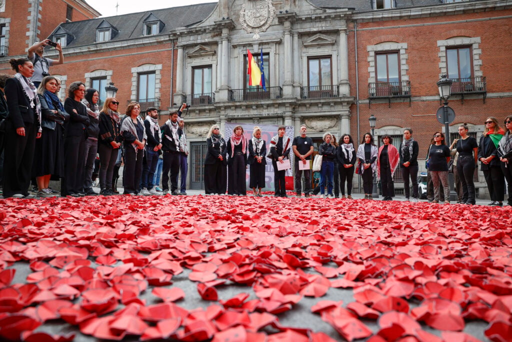Miles de amapolas en Madrid recuerdan a las víctimas en Gaza