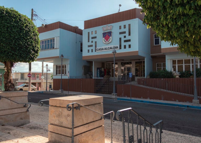 Municipio de Moca pagó más de $176 mil en exceso a contratista, según informe de la Contraloría