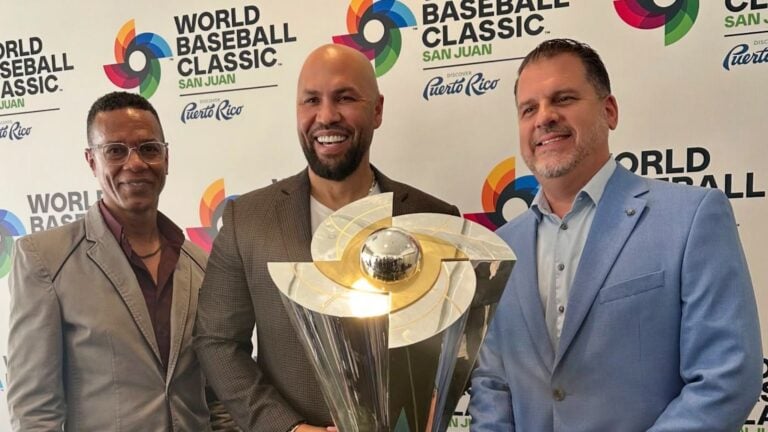 San Juan será sede del Clásico Mundial de Béisbol: Puerto Rico recibe el trofeo oficial del torneo 2026