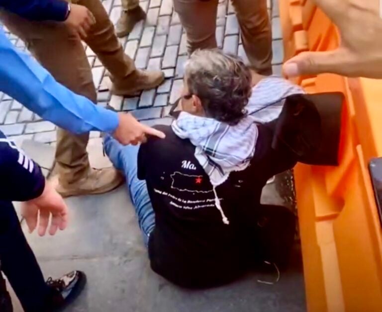 Arrestan a Tito Kayak durante manifestación frente a La Fortaleza