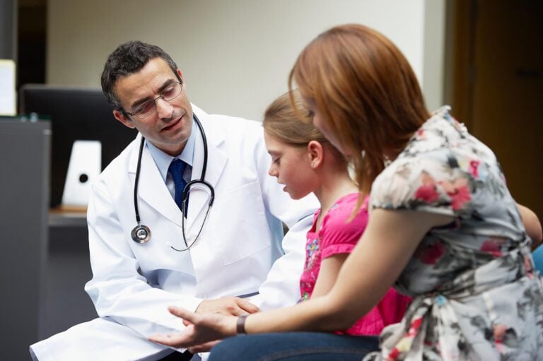 FDA aprueba primera terapia de su clase para niños con psoriasis y artritis psoriásica