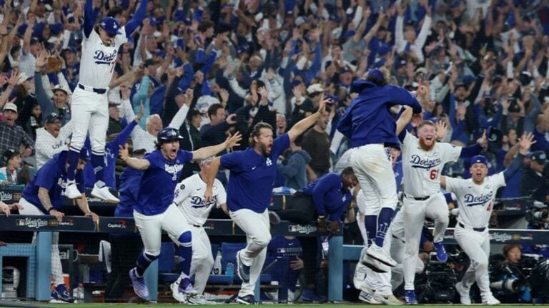 Una noche infinita en Los Ángeles: Dodgers vencen a los Blue Jays 6-5 en el juego más largo de la Serie Mundial