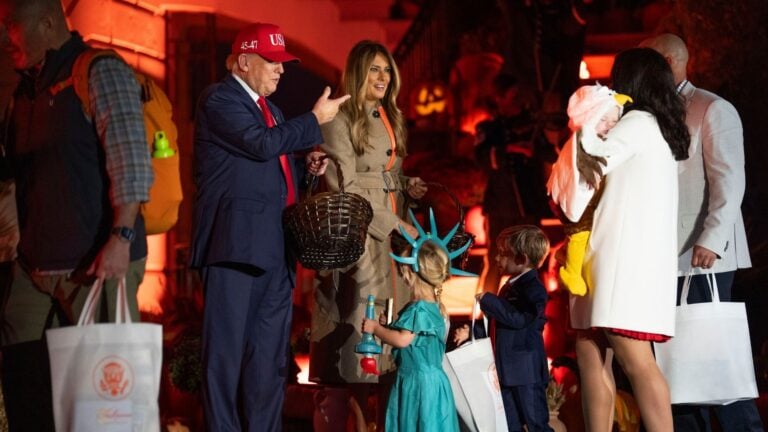Donald y Melania Trump celebran Halloween con niños disfrazados en la Casa Blanca
