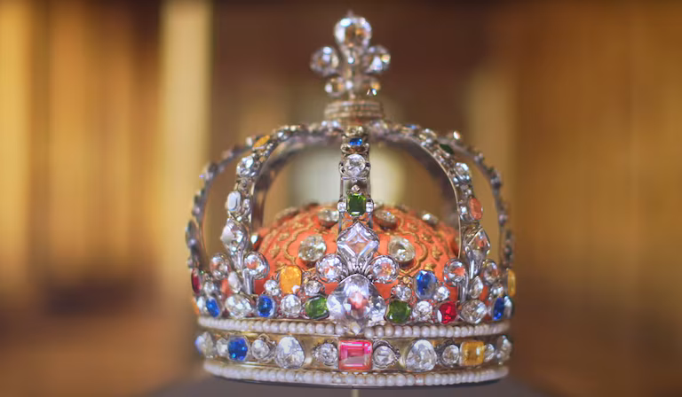 Golpe de película en el Museo del Louvre: roban joyas de Napoleón y los reyes franceses