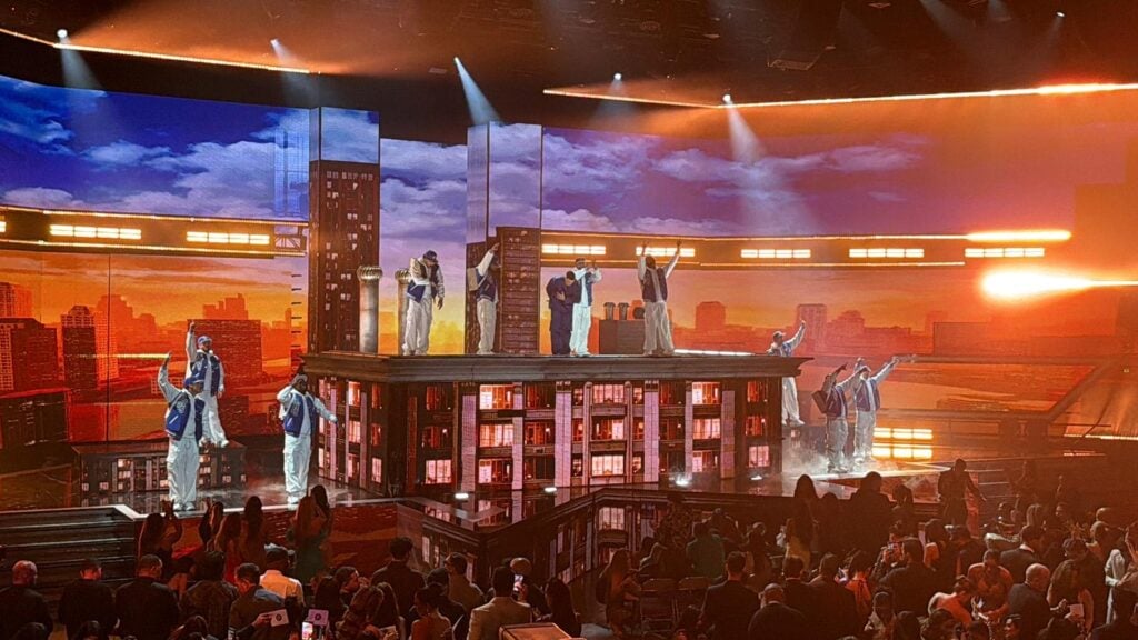 Daddy Yankee regresa con “Sonríele” y emociona en los Latin Billboard 2025 con mensaje de fe y esperanza