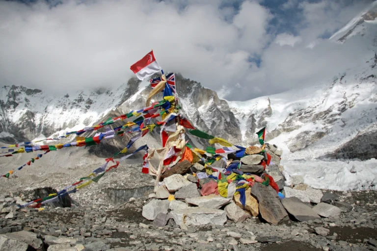 Más de 350 excursionistas evacuados tras una tormenta de nieve en el Everest