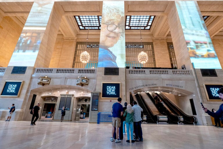 Fotografías de neoyorquinos reemplazan publicidad en Grand Central Terminal