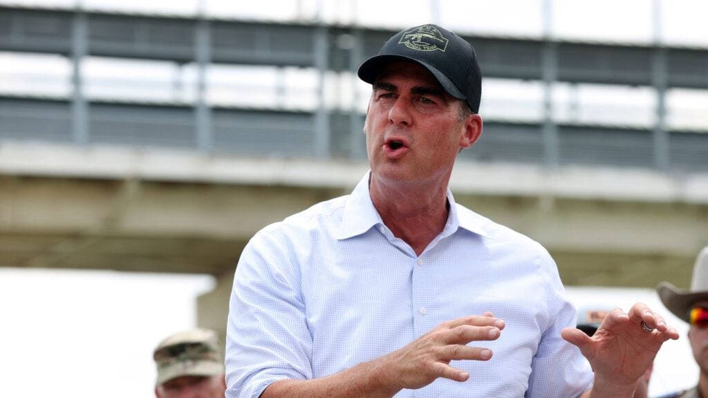 Kevin Stitt: primer gobernador republicano en cuestionar acciones de Trump contra redadas migratorias