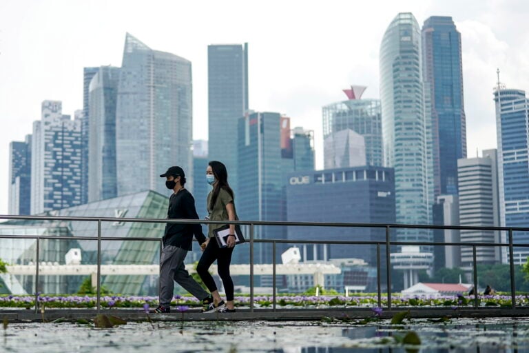 Singapur aprueba castigar con hasta 24 latigazos los delitos de estafas digitales