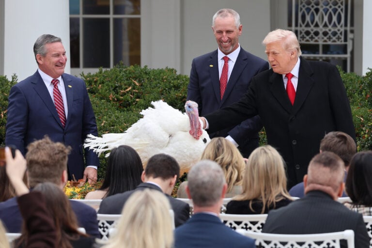 Trump indulta a dos pavos en Acción de Gracias y arremete contra sus opositores