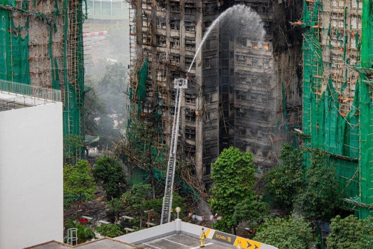 “Catástrofe masiva”: incendio en Hong Kong deja 83 muertos y 279 desaparecidos