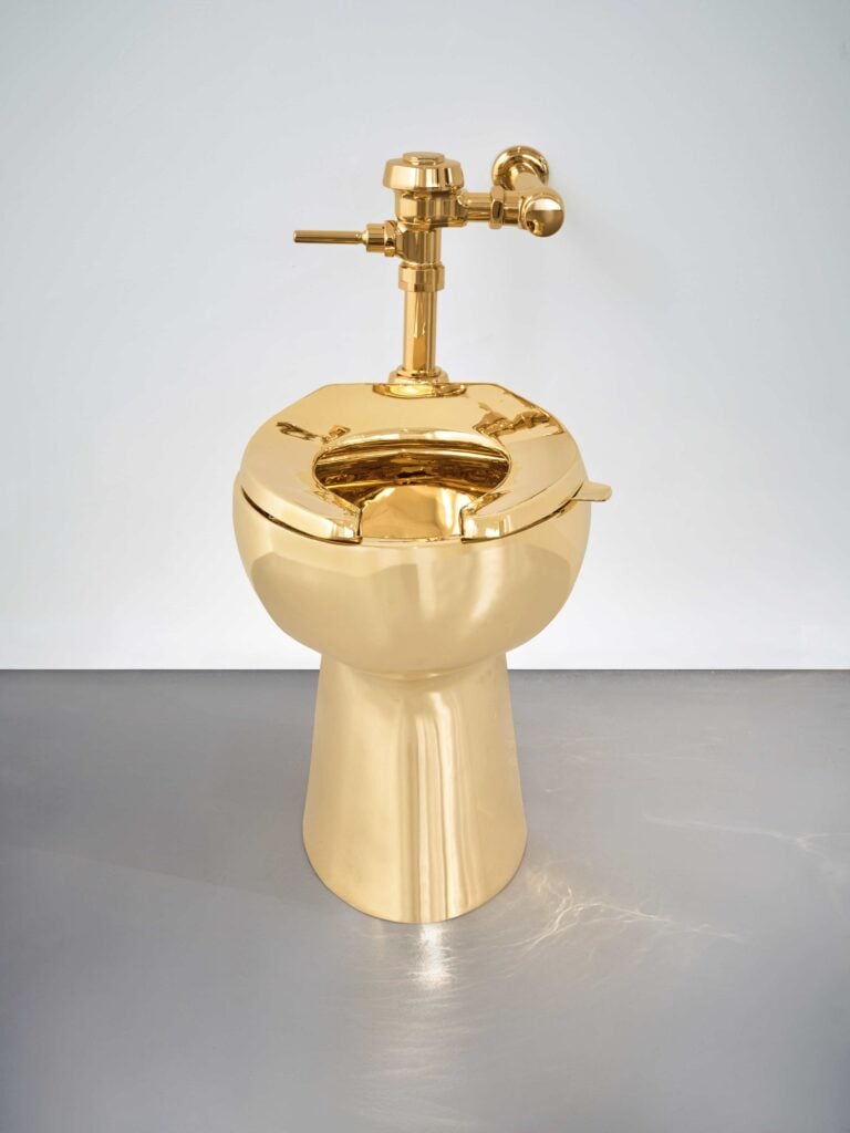 Un inodoro de oro compite y se vende por $12.1 millones en Nueva York