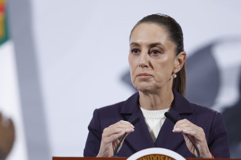 Presidenta de México es víctima de acoso durante recorrido en el centro histórico