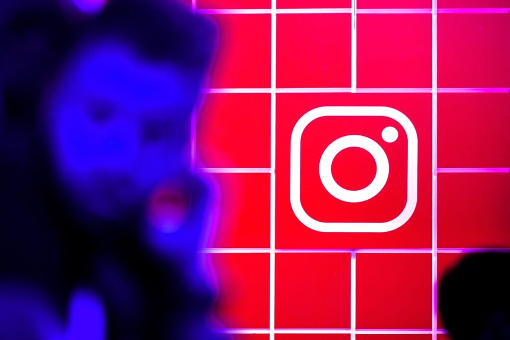 Los medios exageran la adicción a redes sociales y afectan la percepción de los usuarios, según estudio