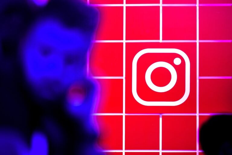 Los medios exageran la adicción a redes sociales y afectan la percepción de los usuarios, según estudio