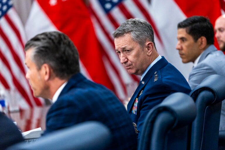 Jefe del Estado Mayor de EE.UU. visita Puerto Rico en medio del mayor despliegue militar en el Caribe desde 1962