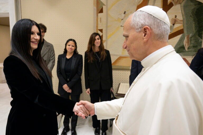 Laura Pausini se reúne con el papa León XIV y le entrega una canción inédita inspirada en San Francisco de Asís