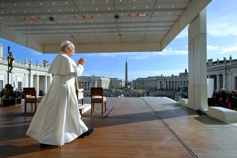 El papa insta a los cristianos en guerra a perdonar y tender puentes de paz