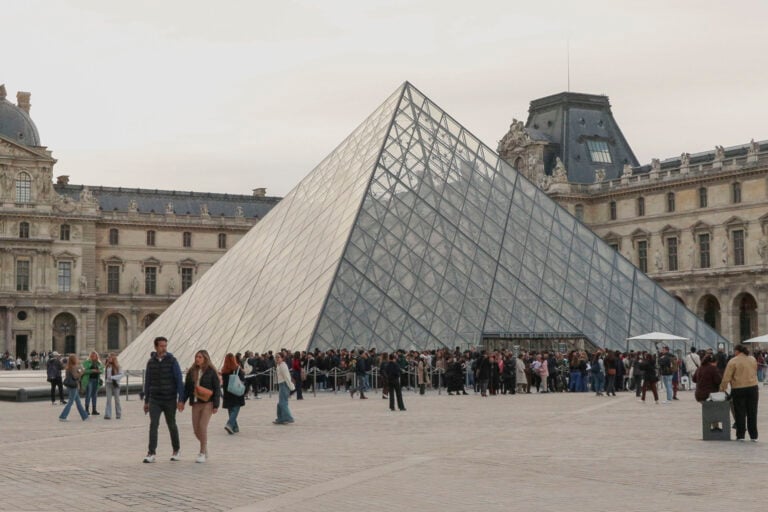 Louvre activa más de 20 medidas de seguridad tras el robo histórico de joyas de la Corona francesa