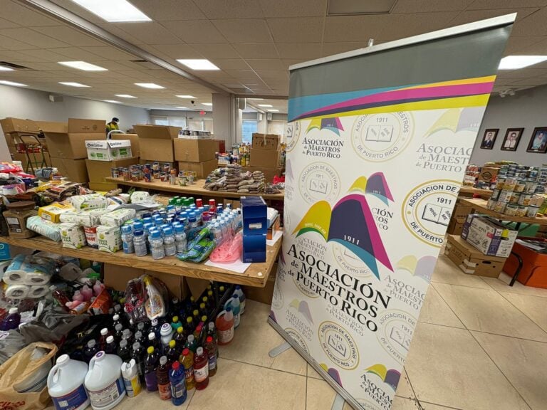Asociación de Maestros entrega más de 300 cajas de alimentos a El Comedor de la Kennedy