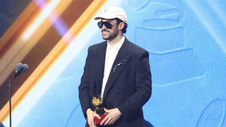 “Nunca olviden de dónde vienen”; Bad Bunny dedica su Latin Grammy a Puerto Rico y a la juventud latinoamericana