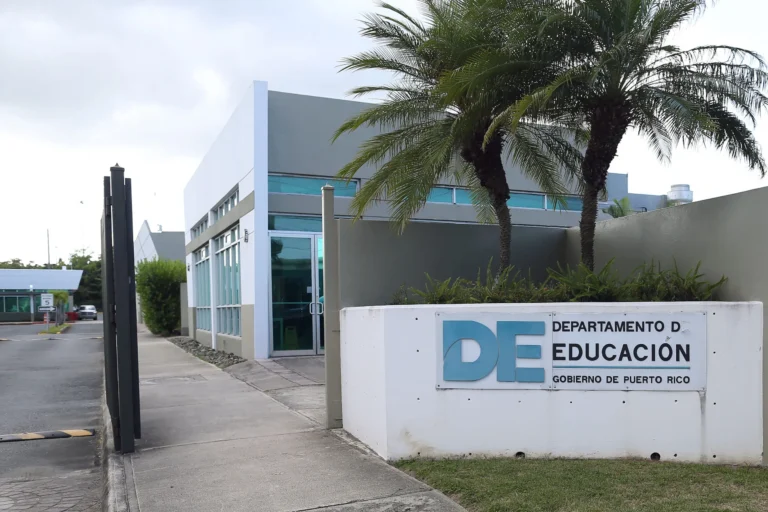 Derechos Civiles advierte retroceso en diversidad escolar por política del Departamento de Educación.