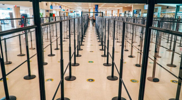 TSA comenzará a cobrar $18 a pasajeros sin identificación válida en aeropuertos