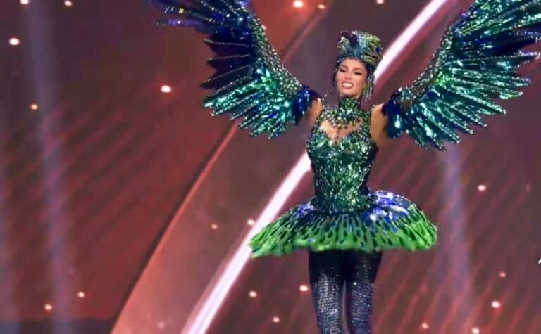 Zashely Alicea brilla en Tailandia con su traje típico del zumbador puertorriqueño