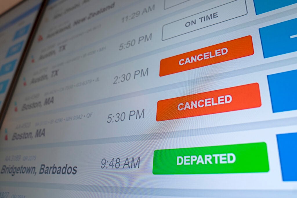 Cierre federal provoca cancelación de más de 2,000 vuelos en Estados Unidos ante escasez de controladores aéreos