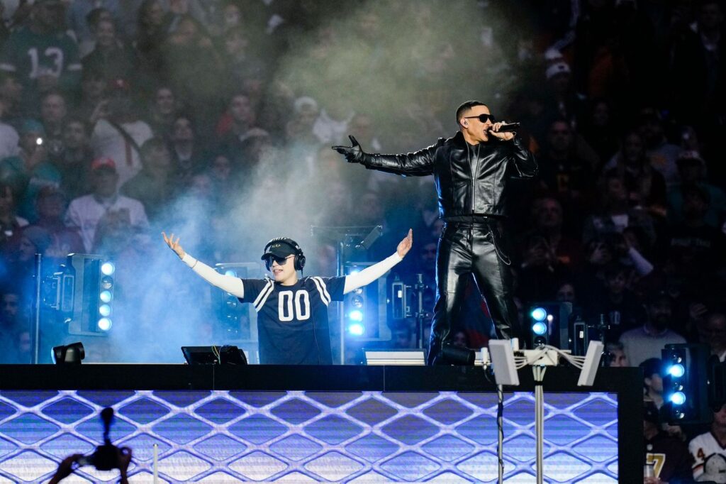 Daddy Yankee hace historia en la NFL en Madrid junto a Bizarrap