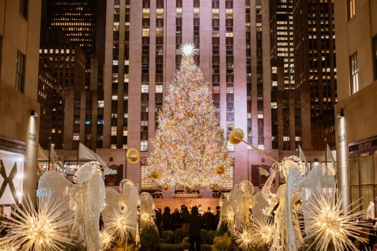 El árbol de Navidad de 75 pies del Rockefeller Center inicia su viaje hacia Nueva York