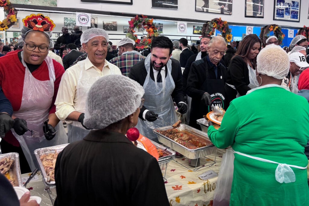 Zohran Mamdani pide unidad en Nueva York mientras ayuda a servir comida a familias en Acción de Gracias