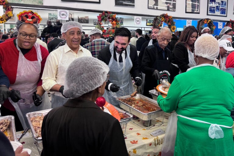 Zohran Mamdani pide unidad en Nueva York mientras ayuda a servir comida a familias en Acción de Gracias