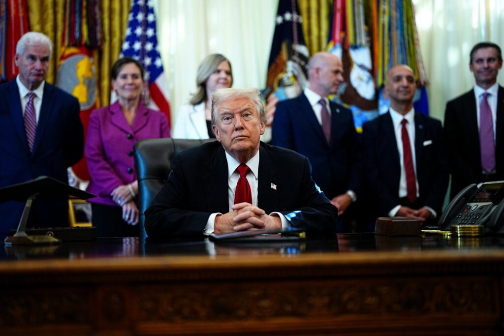 Trump advierte que sería “catastrófico” si el Supremo limita su poder para imponer aranceles