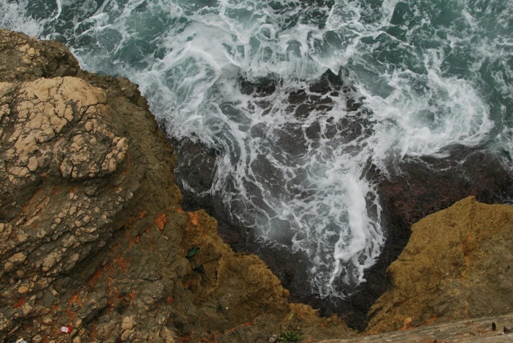 A view of the ocean from a cliff
