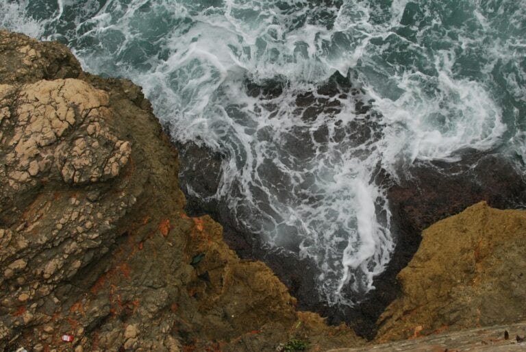 A view of the ocean from a cliff