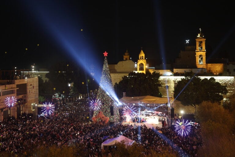 Belén vuelve a iluminar la Navidad tras dos años de apagón por la guerra en Gaza