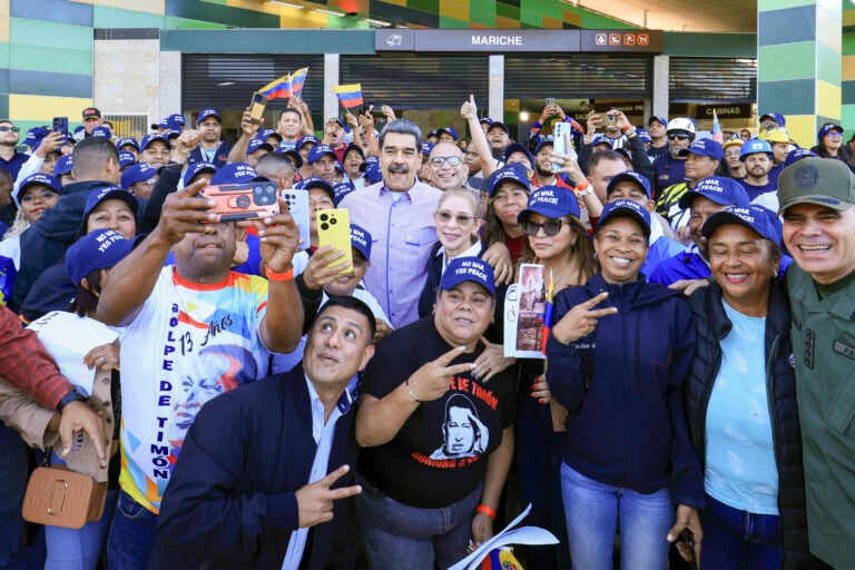“Levanten las banderas de la paz”: Maduro responde a medidas de Trump