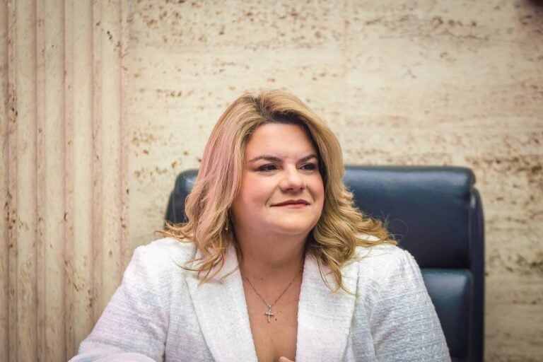 Gobernadora radica proyecto para eliminar escoltas a exgobernadores convictos