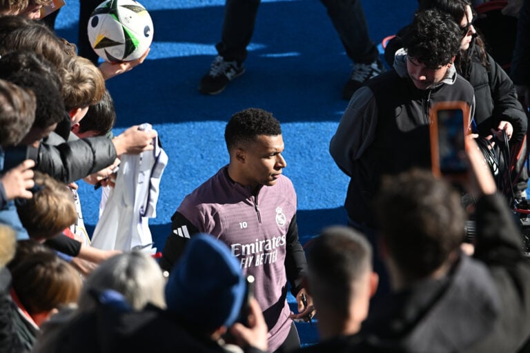 Sancionan con jubilación anticipada a policía que recibió donación de Mbappé tras el Mundial 2022