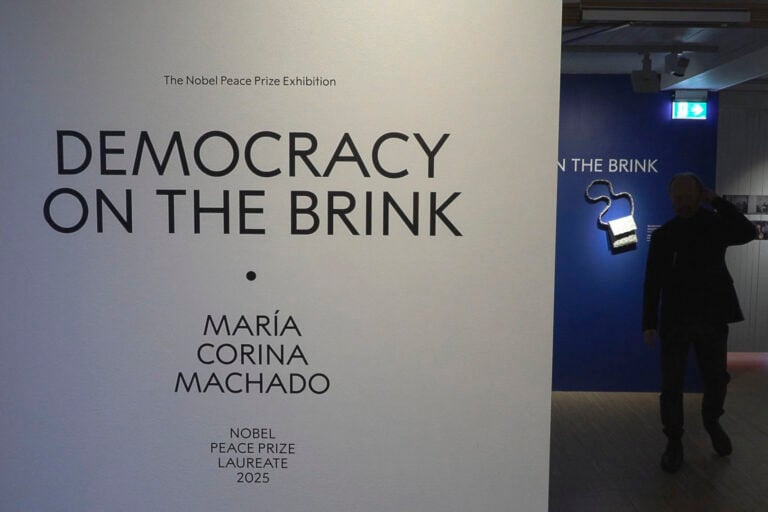 Inauguran exposición sobre María Corina Machado y el éxodo venezolano: “Democracy on the Brink”