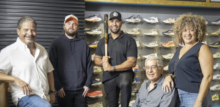 Carlos Beltrán y Noah Assad adquieren participación en Deportes Salvador Colom