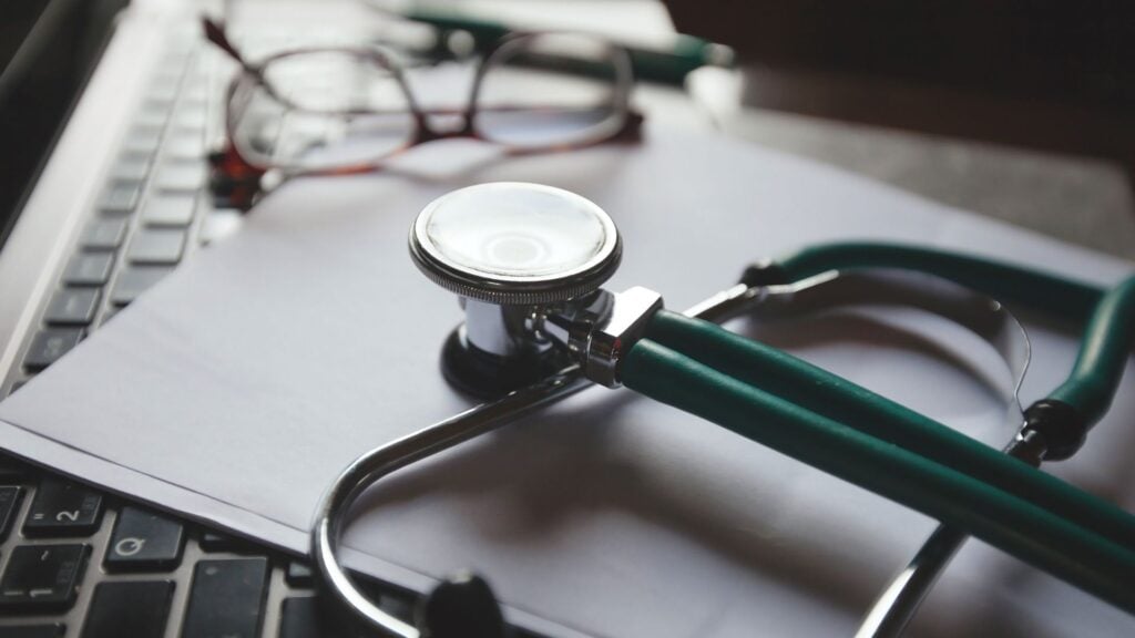 Recomiendan repetir reválida de medicina a 132 candidatos por errores en examen en español
