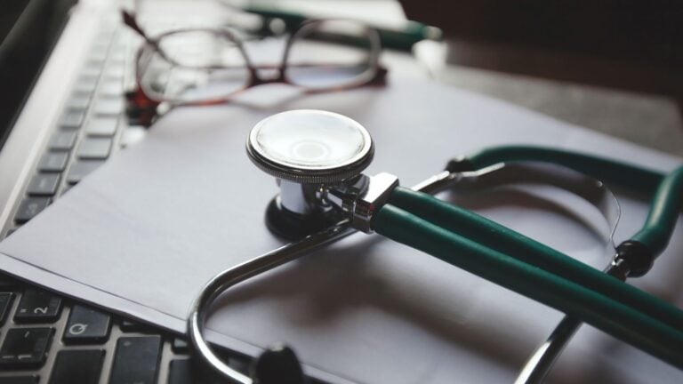 Recomiendan repetir reválida de medicina a 132 candidatos por errores en examen en español
