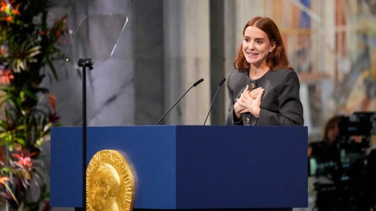 Ana Corina Sosa recibe el Nobel de la Paz en nombre de María Corina Machado y confirma su llegada “en horas” a Oslo