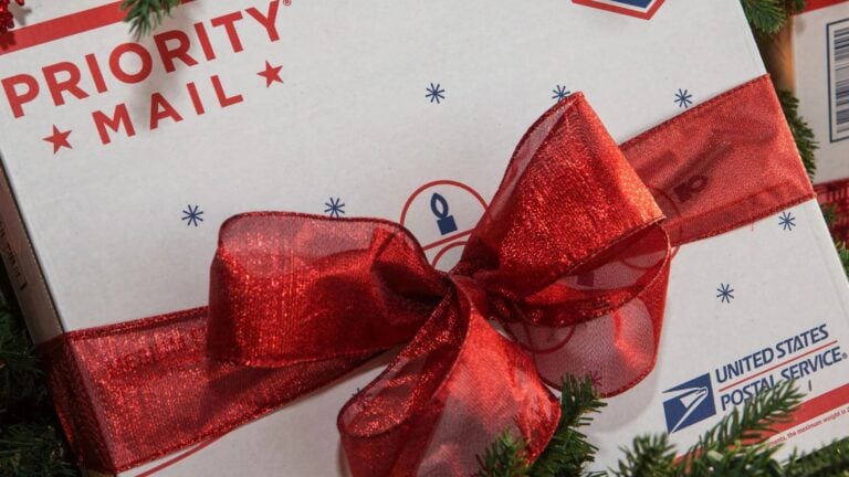 Se acerca la fecha límite para envíos navideños, advierte el Servicio Postal